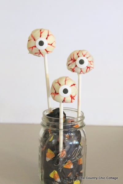 https://www.thecountrychiccottage.net/wp-content/uploads/2013/09/spooky-eye-cake-pops-recipe-0011.jpg