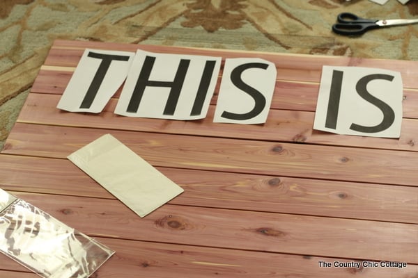 Make this cedar wood pallet sign.  I love that there is no sawing or nailing required!  So easy!!