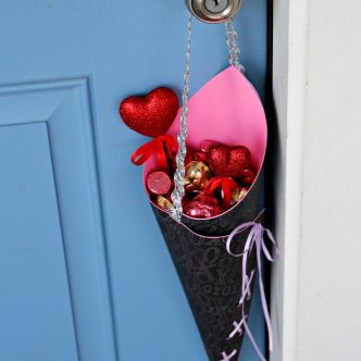 Great quick and easy Valentine's Day crafts that can be made in 15 minutes or less!