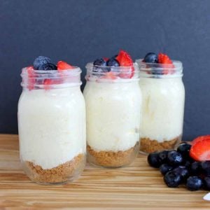 Mini mason jar cheesecakes - easy cheesecakes that are perfect for parties!