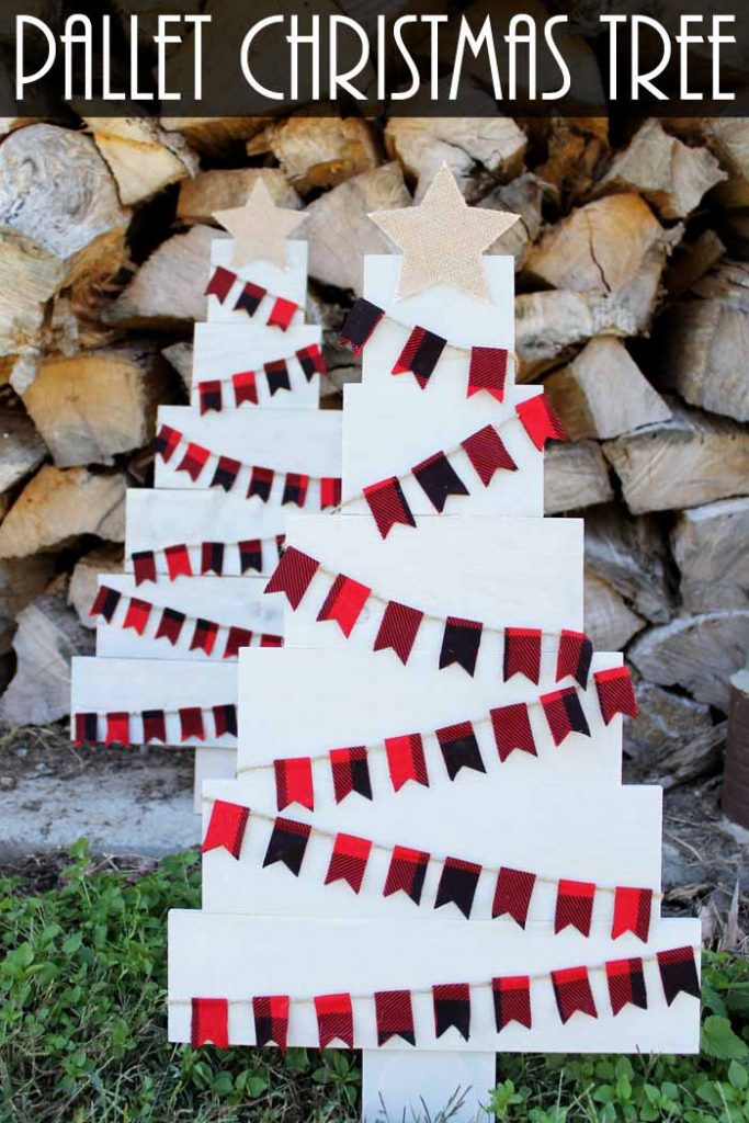 Loving this rustic pallet Christmas tree! It is perfect for any farmhouse decor. The plaid makes it perfect! #farmhouse #christmas #pallet