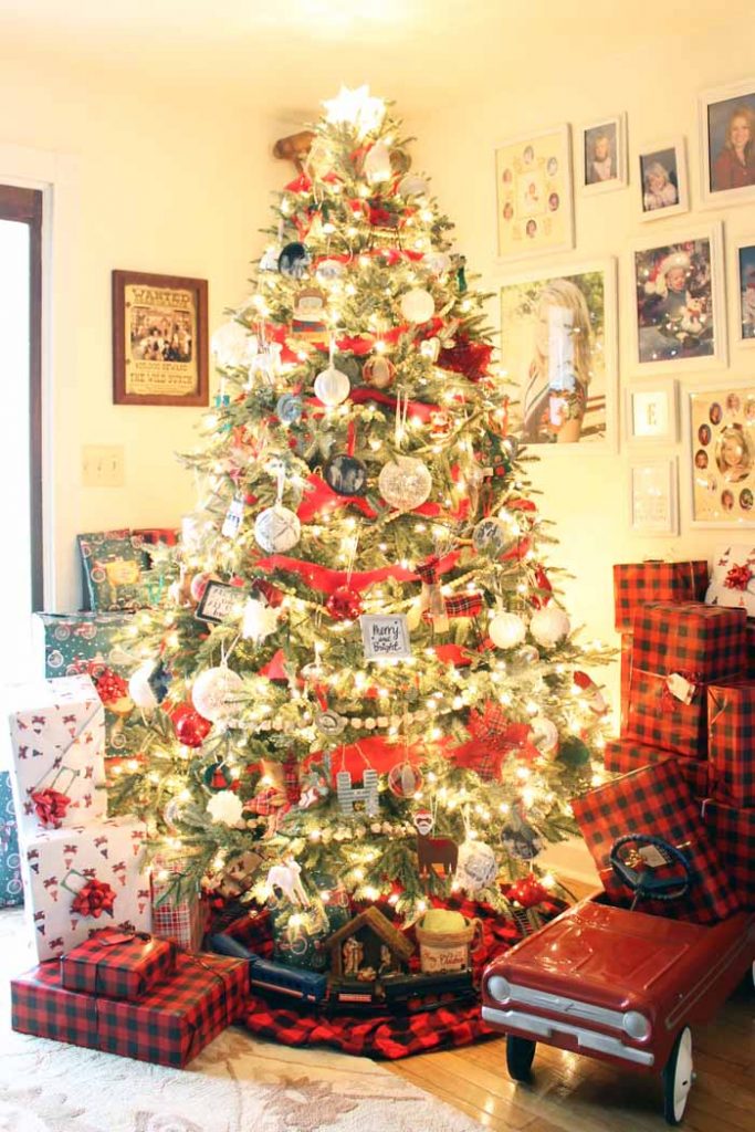 Farmhouse Christmas Decor - Ideas for Your Home - Angie Holden The ...