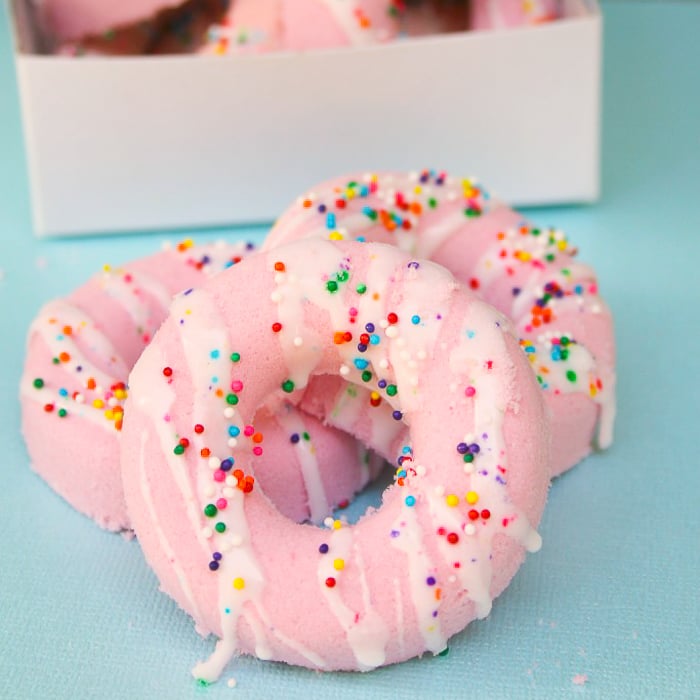 Learn how to make your own bath bombs in a donut shape! These donuts are perfect for parties and more! #donuts #bathbombs #party