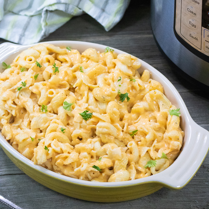 Make this instant pot mac and cheese for your family! A quick and easy recipe that is perfect for a week night! #instantpot #recipe #macandcheese
