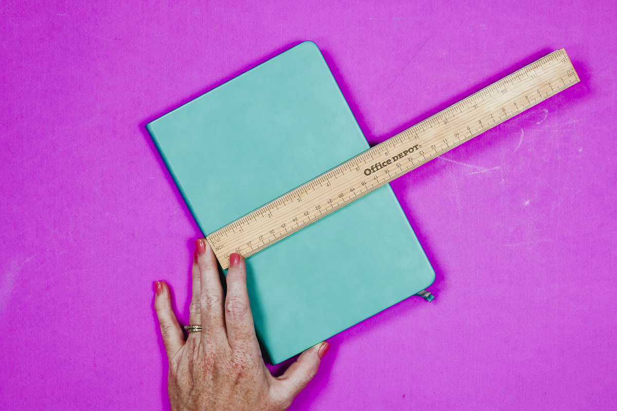 Measure the leather notebook.