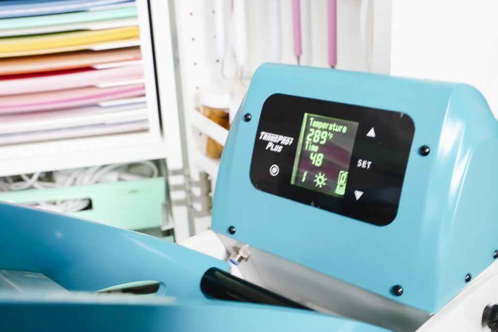 Display on semi auto heat press with pressure display.